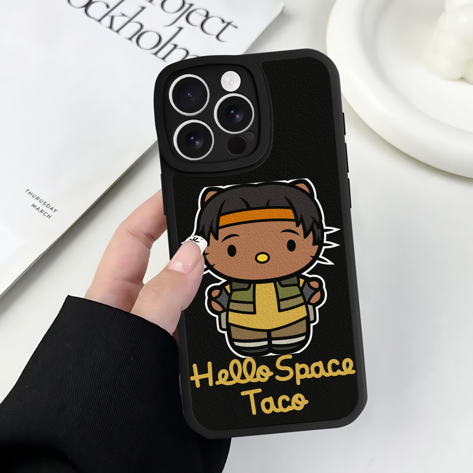 （画像用） Hello Kitty ハローキティ 【iPhone 16シリーズ対応】シリコンスマホケース（レザー調） 材質：シリコン